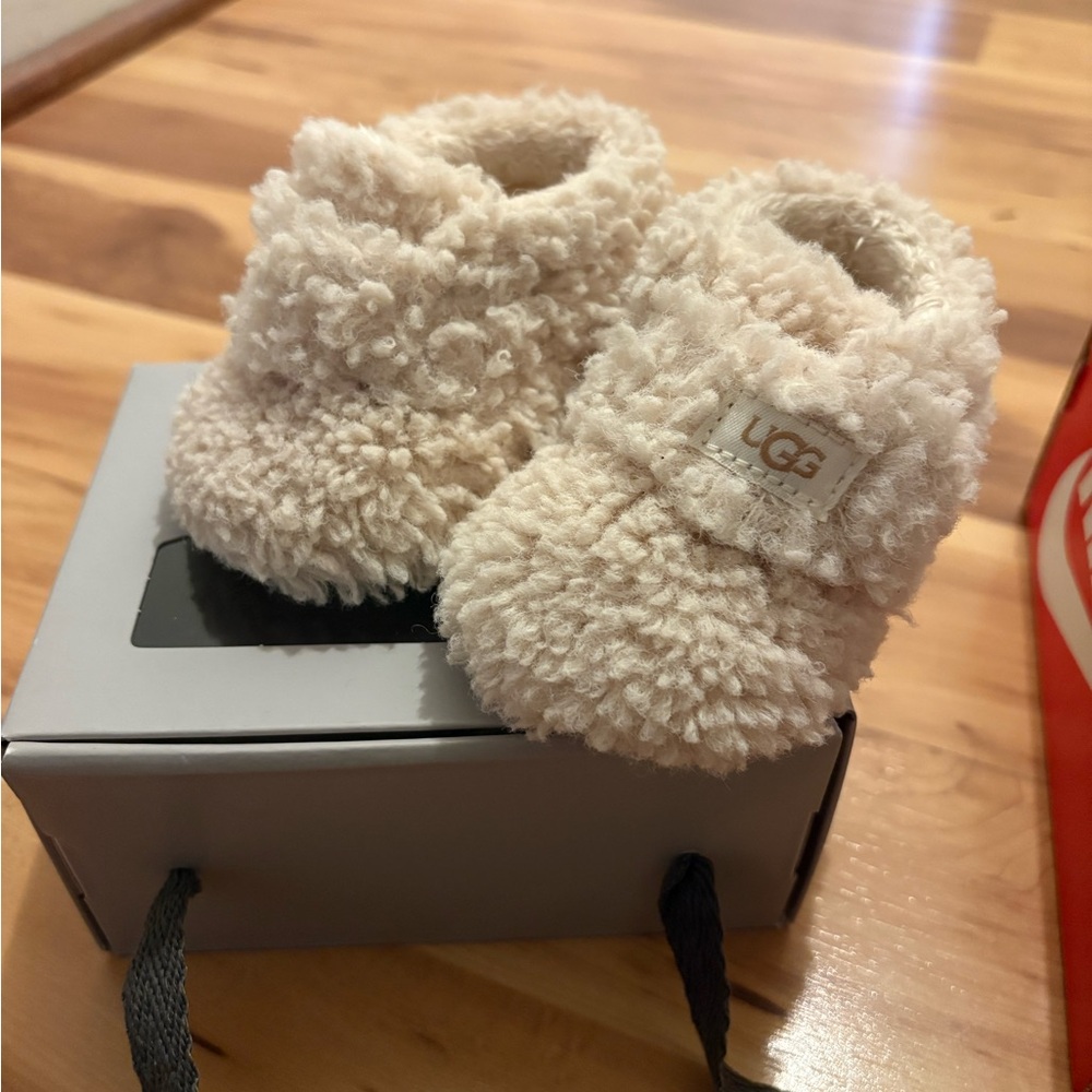 UGG Kids Slippers in Soft Cream